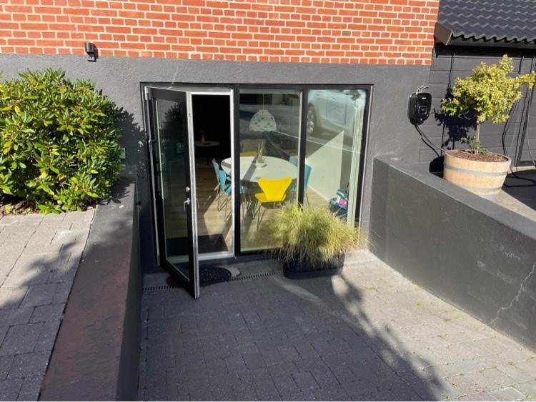 Nyistandsat Hojloftet Kaelderlejlighed Pa 70 M2 I Viborg Centrum, Med Plads Til 4 Personer Zewnętrze zdjęcie